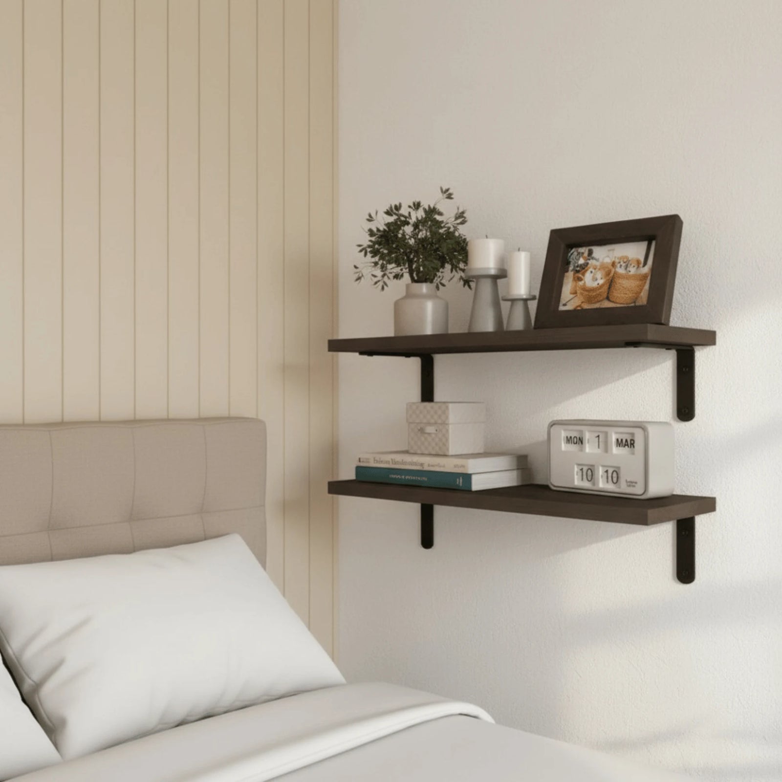 Étagère Murale Marron mis en scène sur un mur intérieur