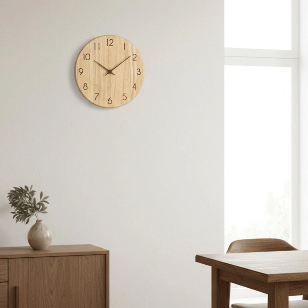 Horloge Murale en Bois en situation sur un mur intérieur