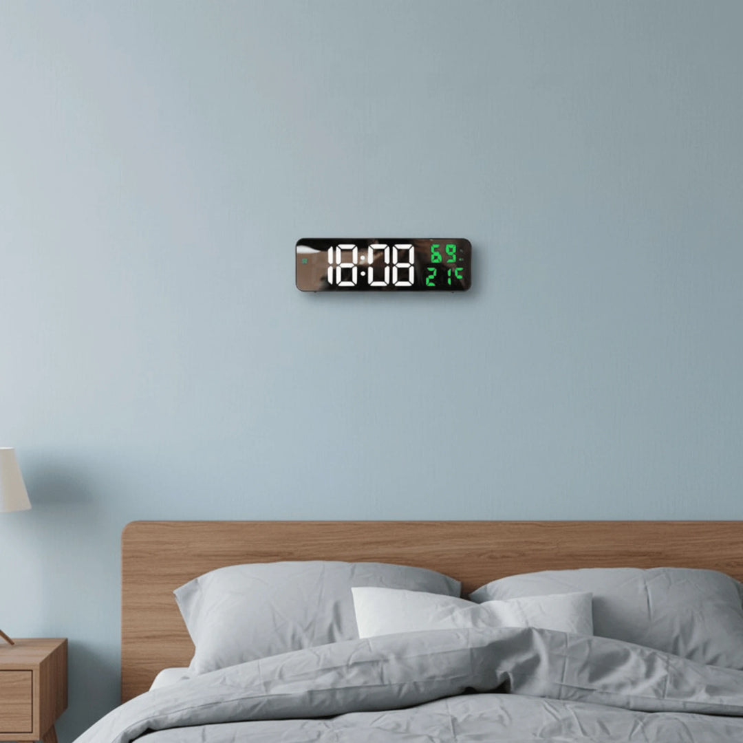 Horloge Numérique Murale en situation sur un mur intérieur