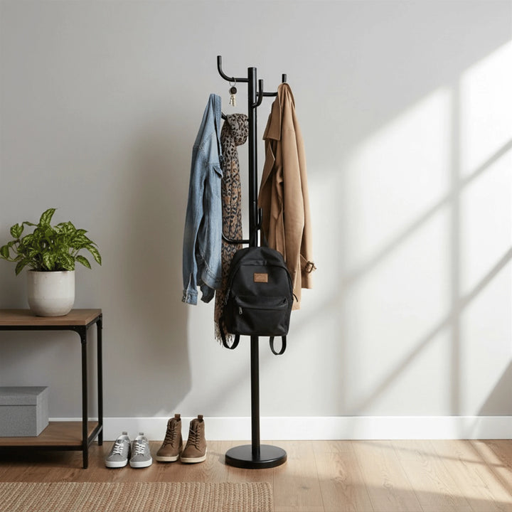 Porte-Manteau en Métal sur Pied mis en scène dans une entrée