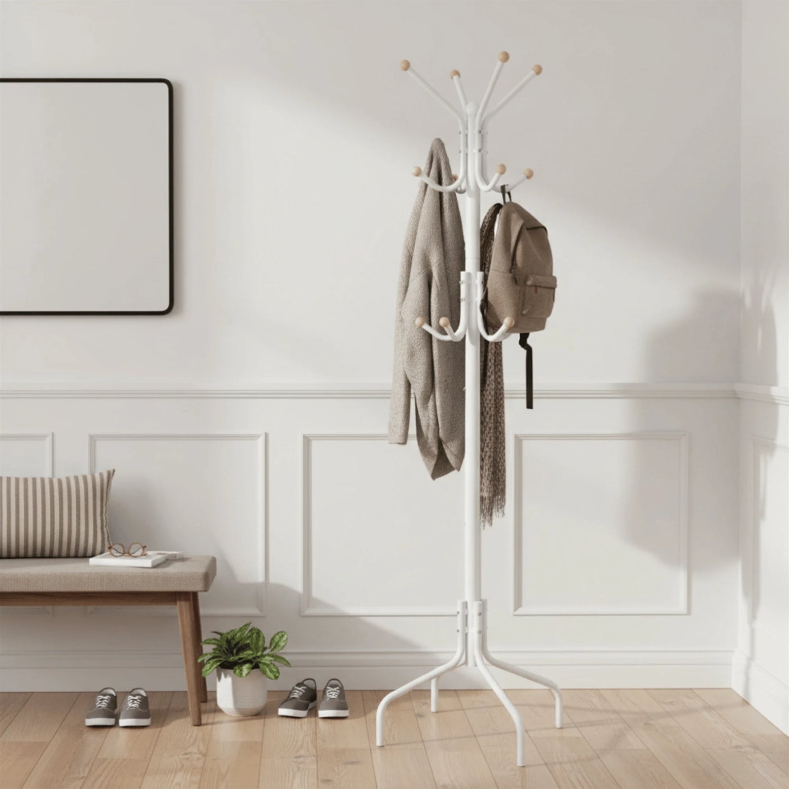 Porte-Manteau sur Pied Blanc mis en scène dans une entrée